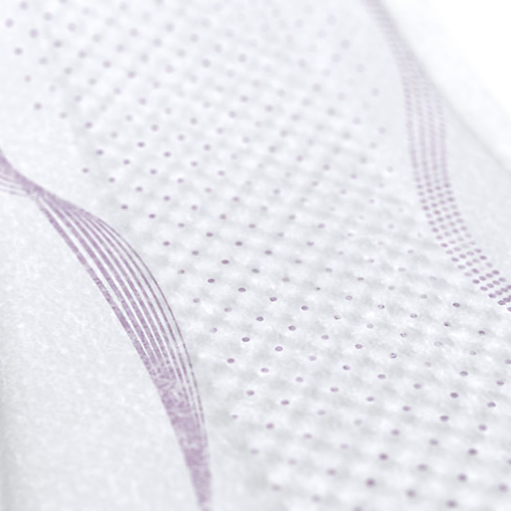 Nahaufnahme der Oberfläche einer Inkontinenzeinlage. Perforiertes Material mit lilafarbenen Linien.