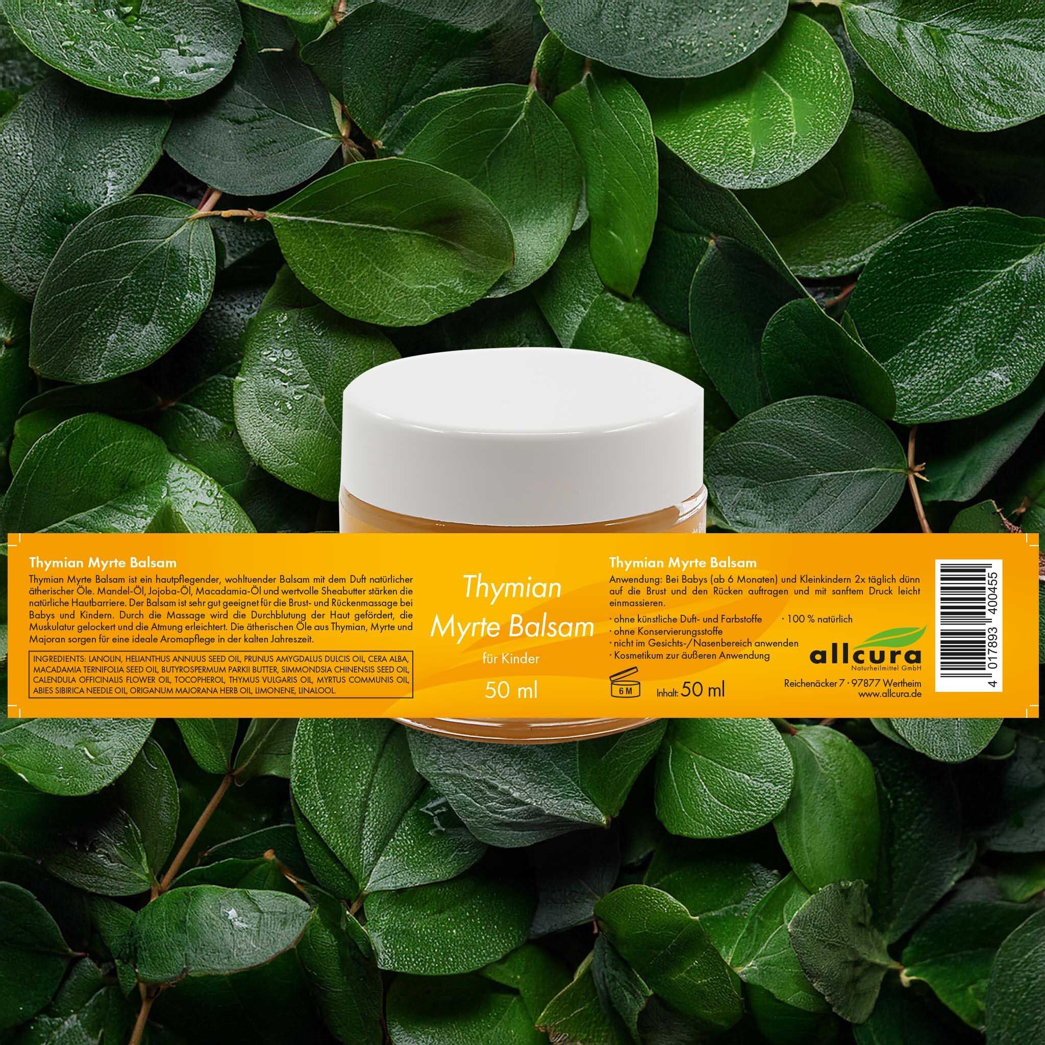 Glasbehälter mit weißem Deckel. Aufschrift: Thymian Myrte Balsam für Kinder. 50 ml. Auf gelbem Etikett. Umgeben von grünen Blättern.