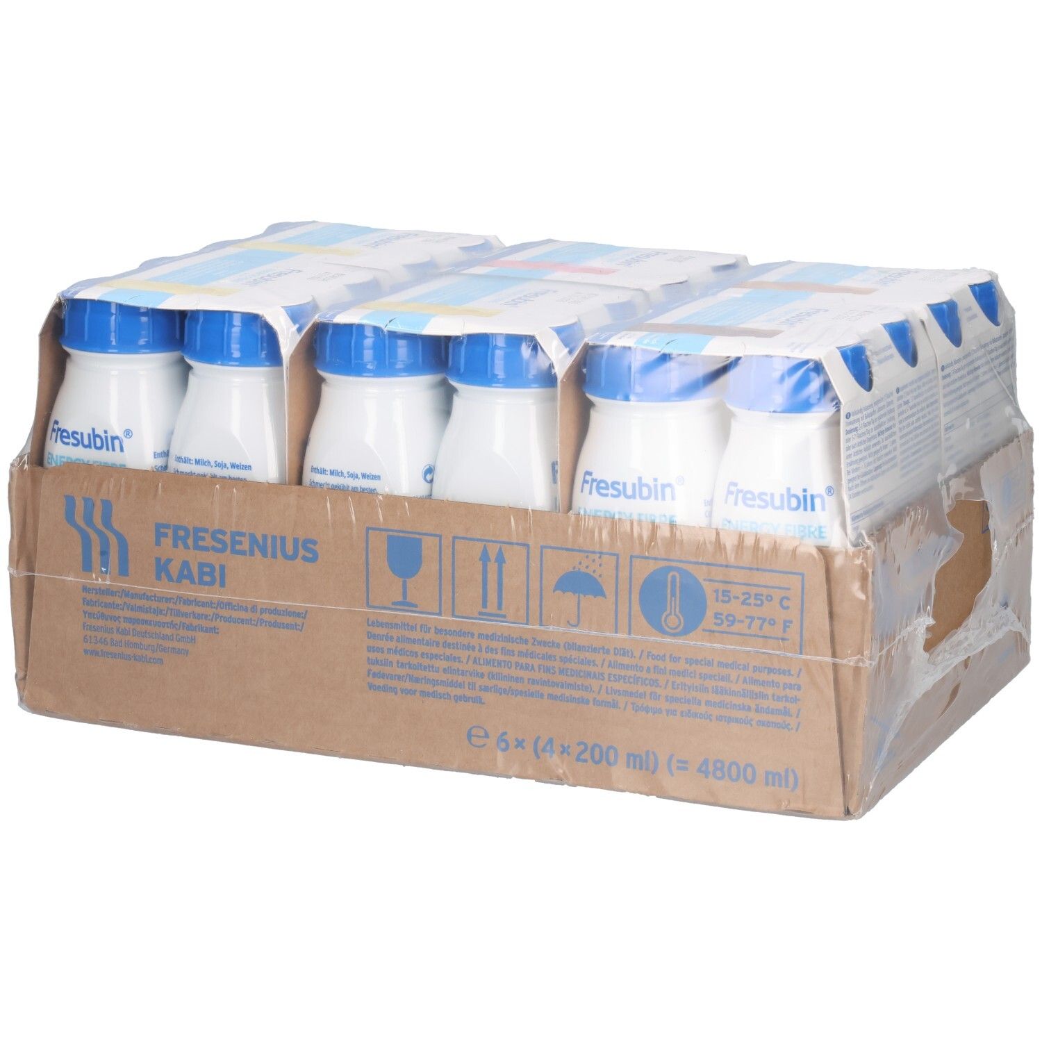 Karton mit FRESUBIN ENERGY Fibre Drink Trinkflaschen. Sechs Flaschen mit blauen Verschlüssen. Karton mit Produktinformationen.