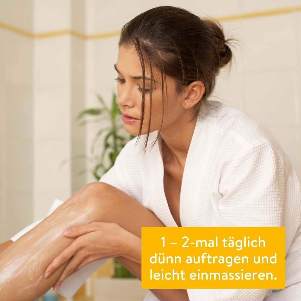 Frau trägt Lotion auf Bein auf. Text: 1-2 mal täglich dünn auftragen und leicht einmassieren.