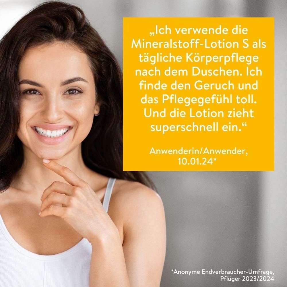 Frau lächelt. Text: Ich verwende die Mineralstoff-Lotion S als tägliche Körperpflege nach dem Duschen. Zieht superschnell ein.