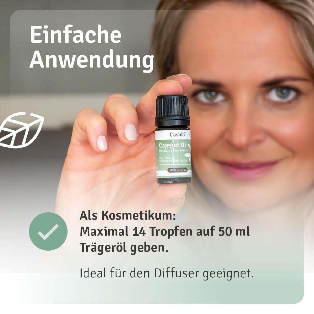 Frau hält Produktflasche. Text: Einfache Anwendung. Als Kosmetikum: Max. 14 Tropfen auf 50 ml Trägeröl geben.