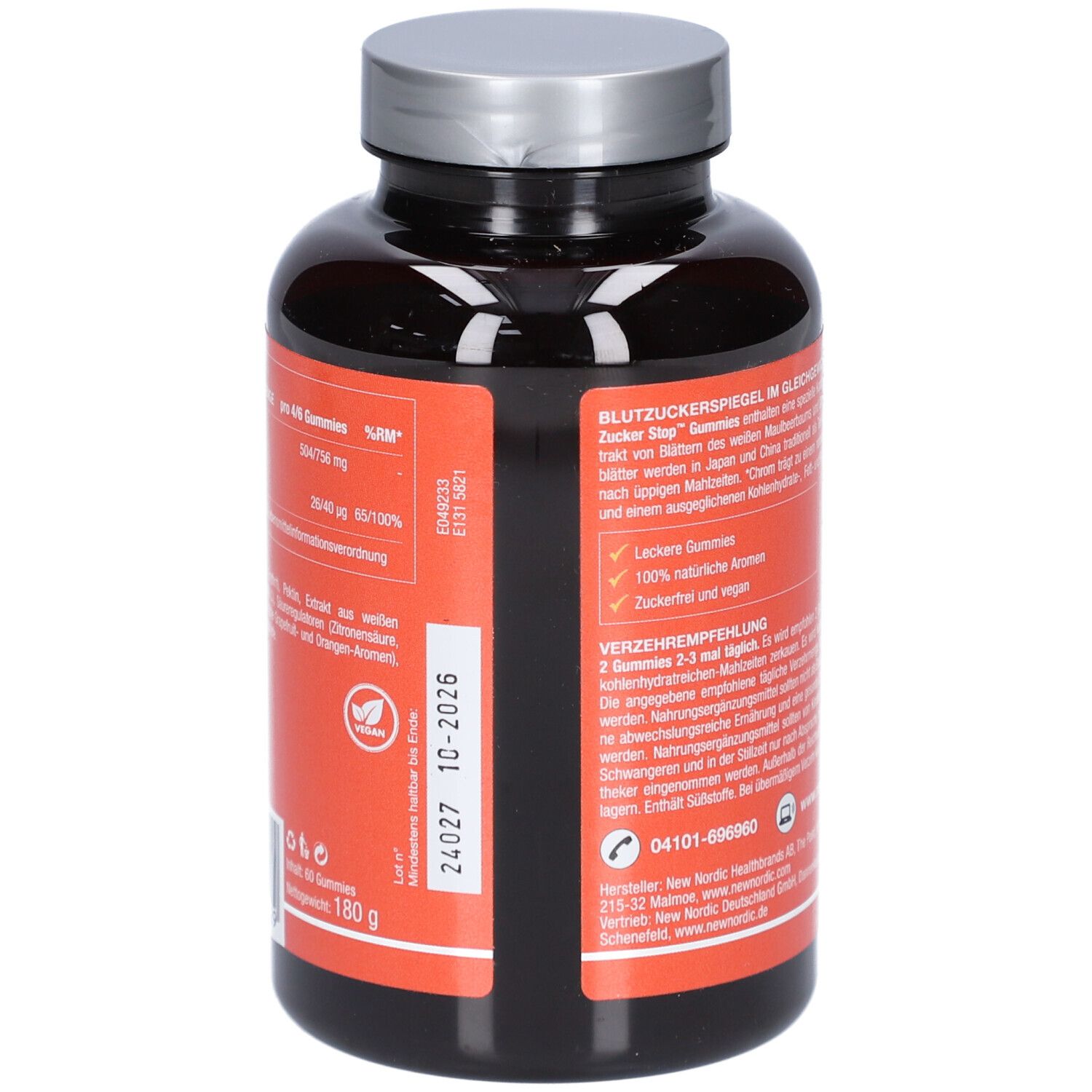 Rückseite einer braunen Plastikflasche mit silbernem Deckel. Roter Aufkleber mit Produktinformationen, Chargennummer und Vegan-Siegel. Text in deutscher Sprache.