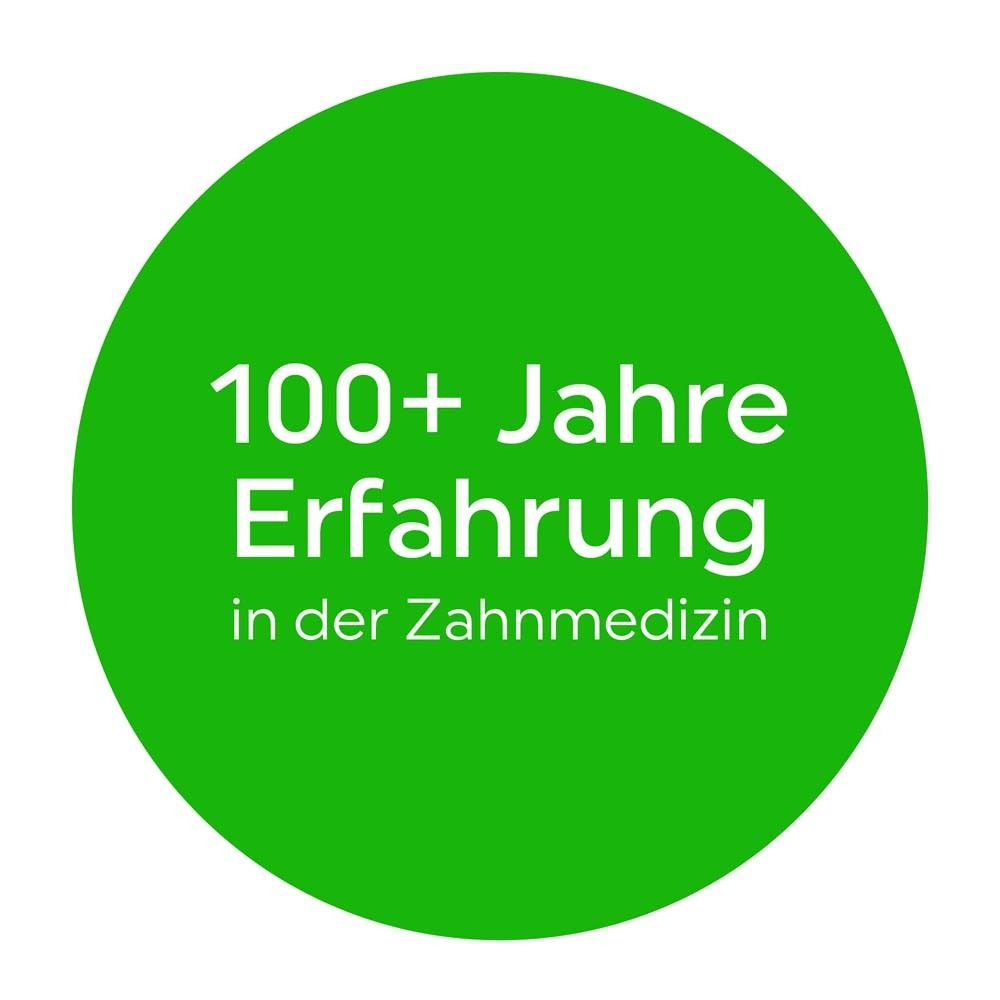 Grüner Kreis mit weißem Text: 100+ Jahre Erfahrung in der Zahnmedizin.