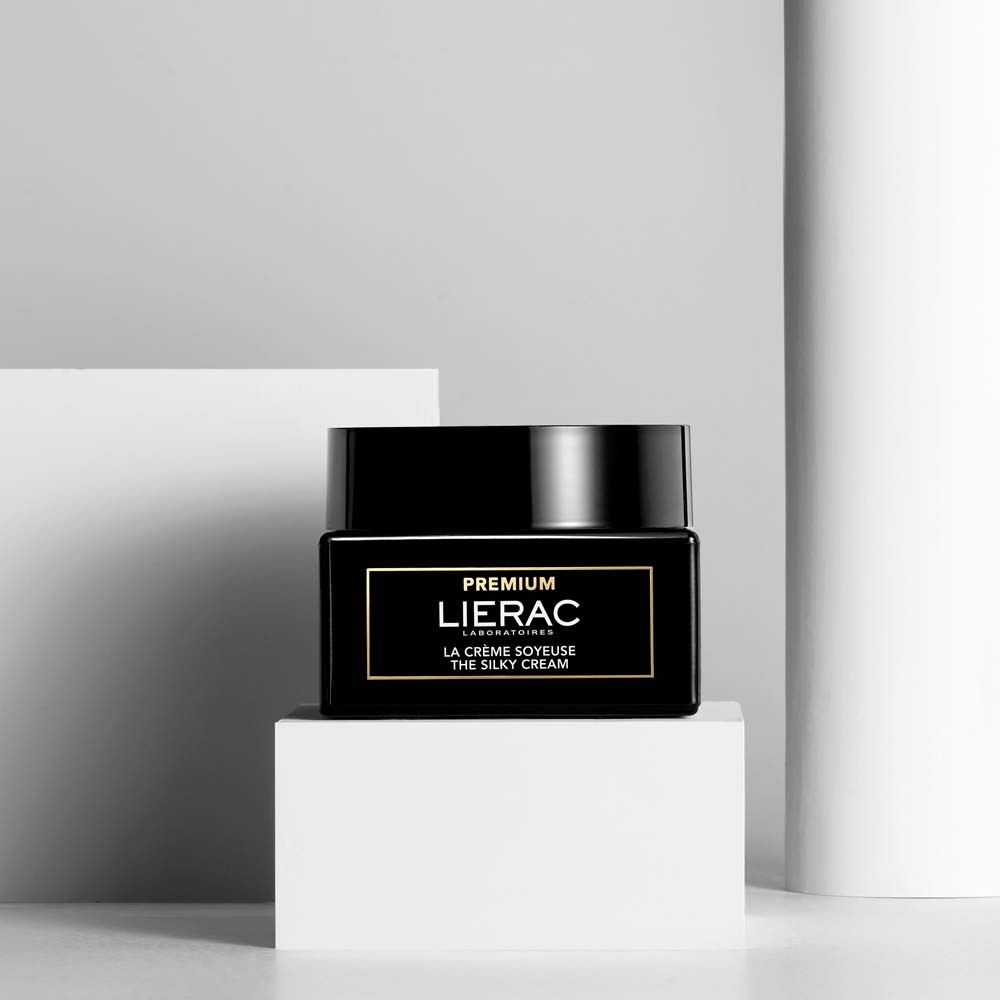 Schwarzer Tiegel auf weißen Blöcken. Aufschrift: PREMIUM, LIERAC, LA CRÈME SOYEUSE, THE SILKY CREAM.
