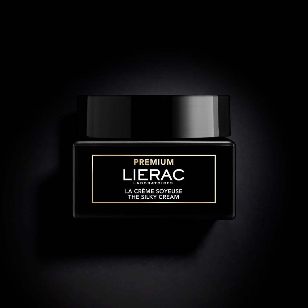 Schwarzer Tiegel. Aufschrift: PREMIUM, LIERAC, LA CRÈME SOYEUSE, THE SILKY CREAM.
