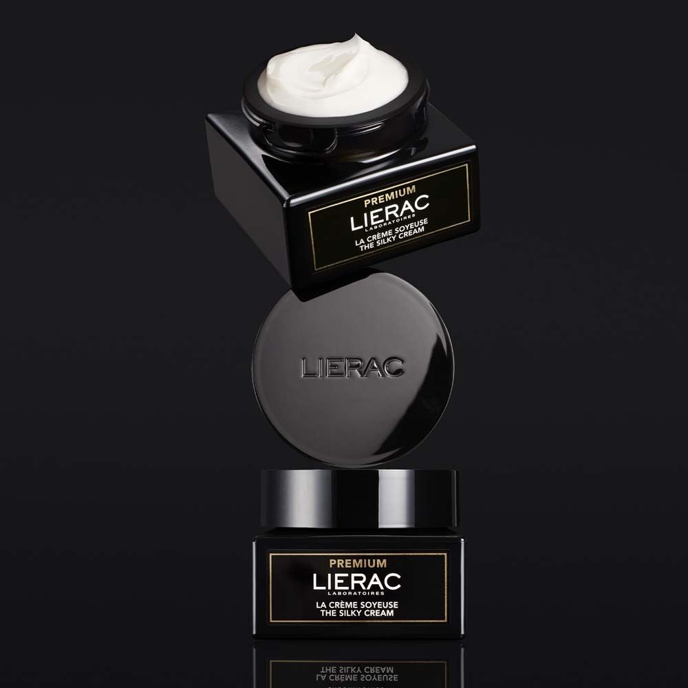 Drei schwarze Tiegel. Aufschrift: PREMIUM, LIERAC, LA CRÈME SOYEUSE, THE SILKY CREAM.