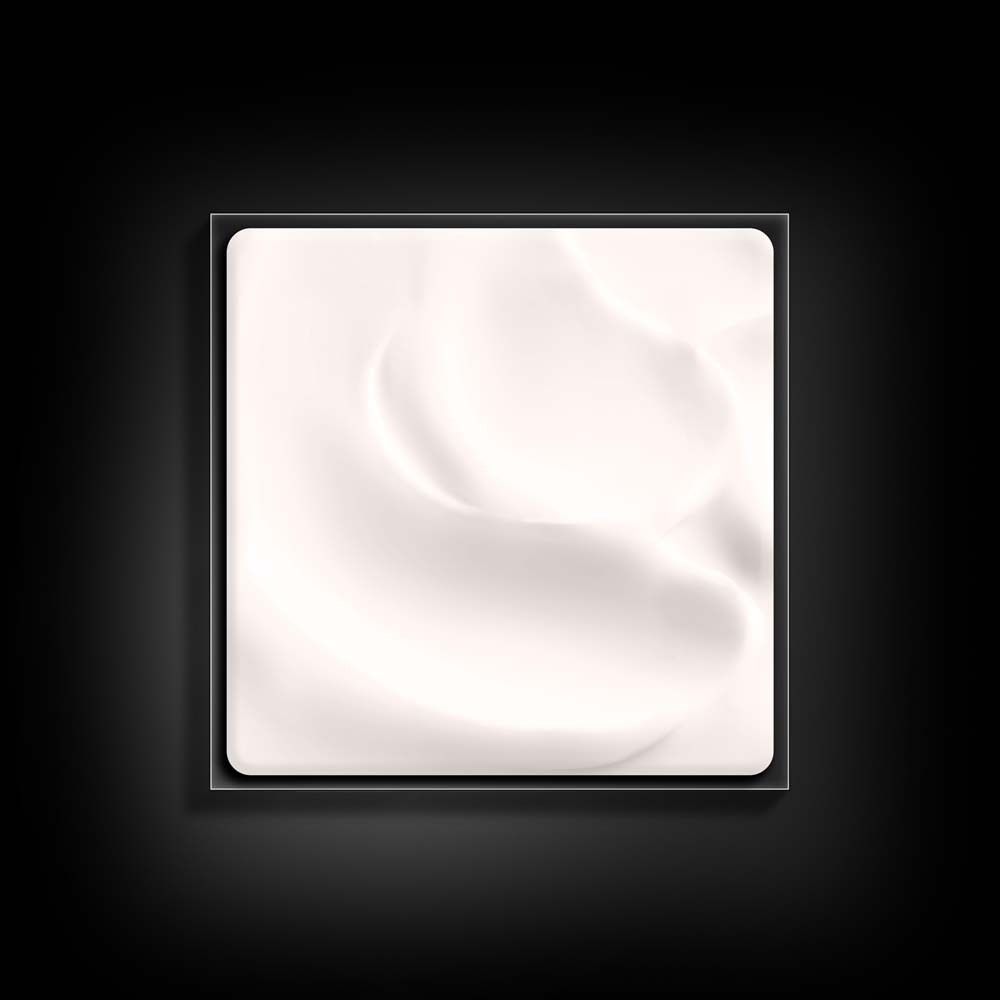 Creme in einem quadratischen Tiegel. Weiße, glatte Oberfläche.