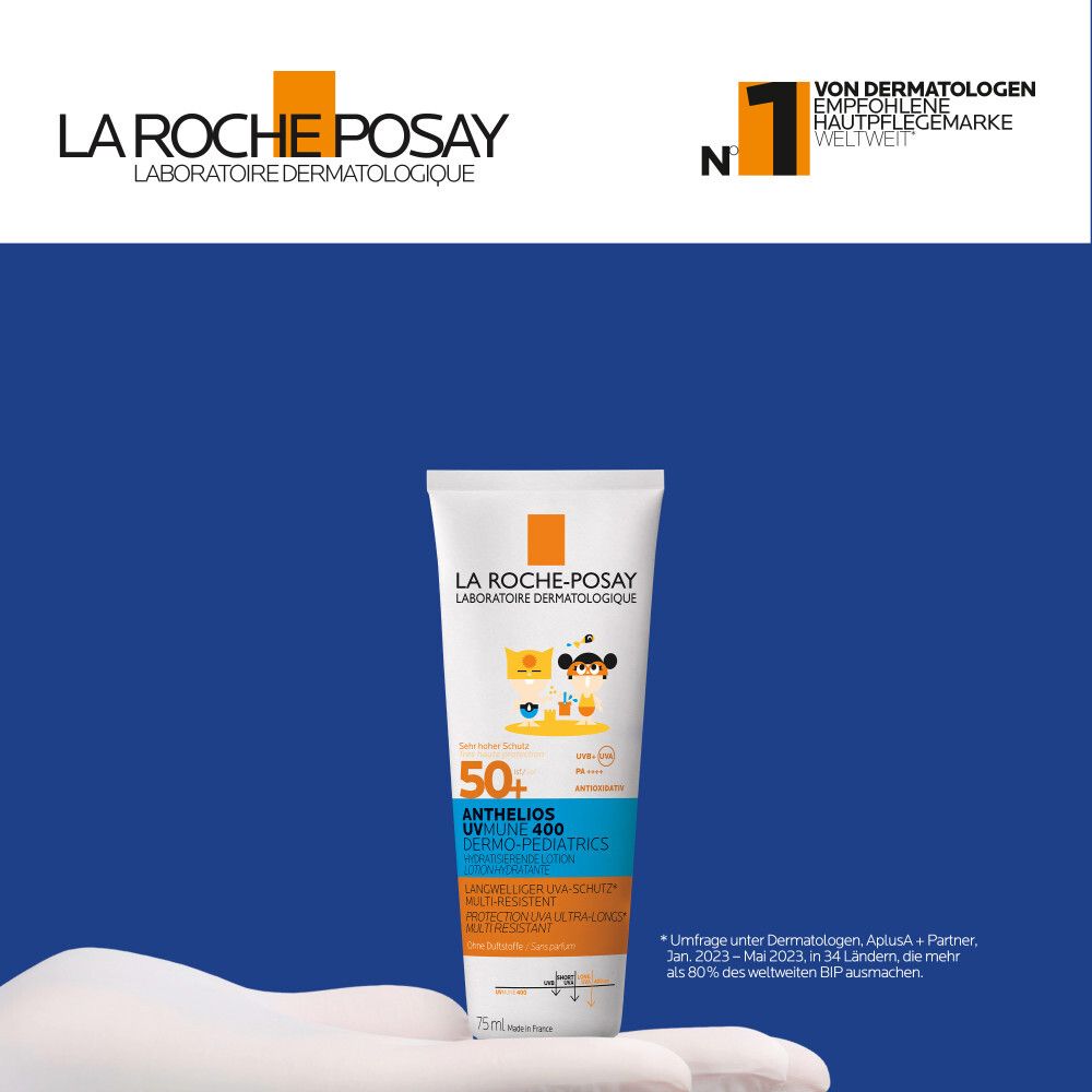 Weiße Tube mit La Roche-Posay-Logo. Text: Anthelios UVmune 400 Dermo-Pediatrics. Auf blauem Hintergrund, Hand hält Tube.