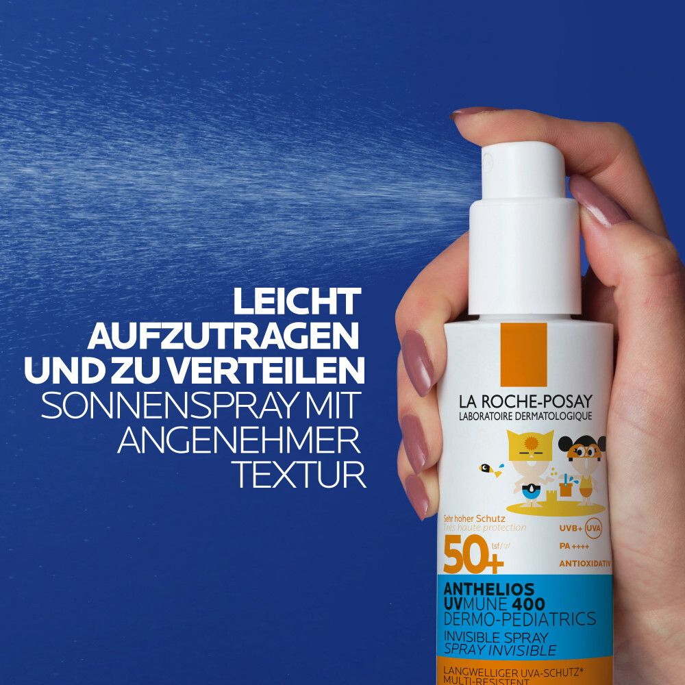 Hand hält weißes Sonnenspray mit Sprühkopf. Aufdrucke: La Roche-Posay, Anthelios UVMune 400, LSF 50+, Kinder-Illustrationen.