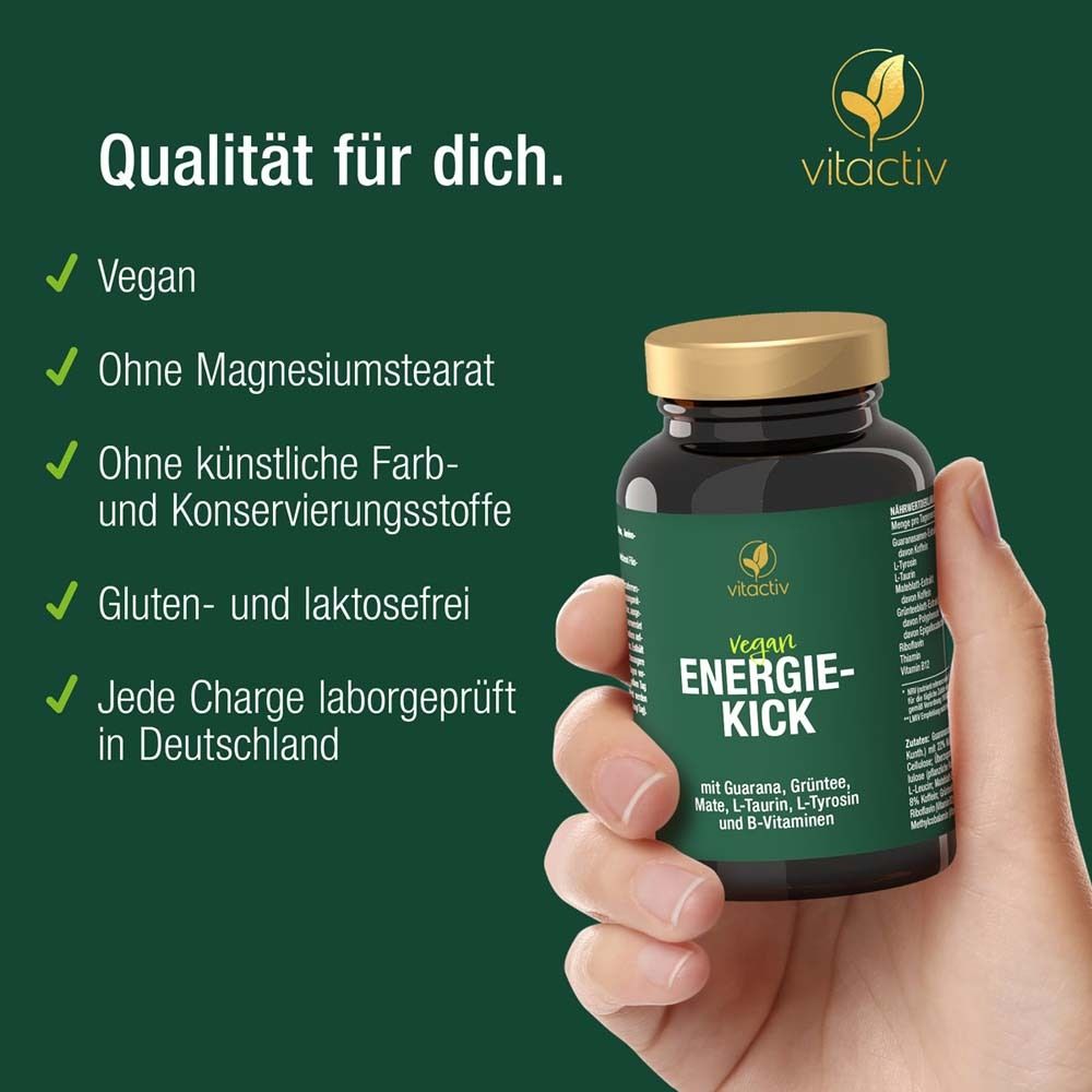 Hand hält Flasche mit Vegan ENERGIE-KICK. Text: Vegan, ohne Magnesiumstearat, ohne künstliche Farb- und Konservierungsstoffe, gluten- und laktosefrei.