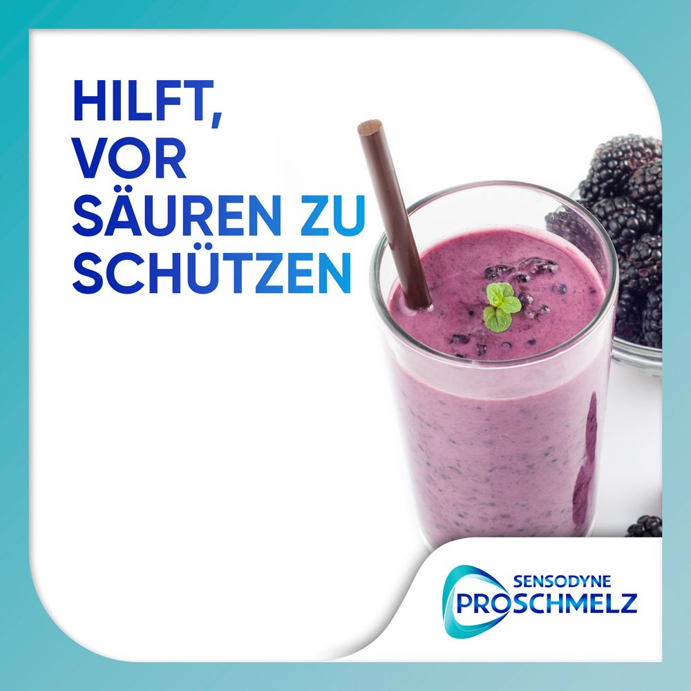 Glas mit Smoothie und Strohhalm. Text: Hilft, vor Säuren zu schützen. Sensodyne ProSchmelz Logo.