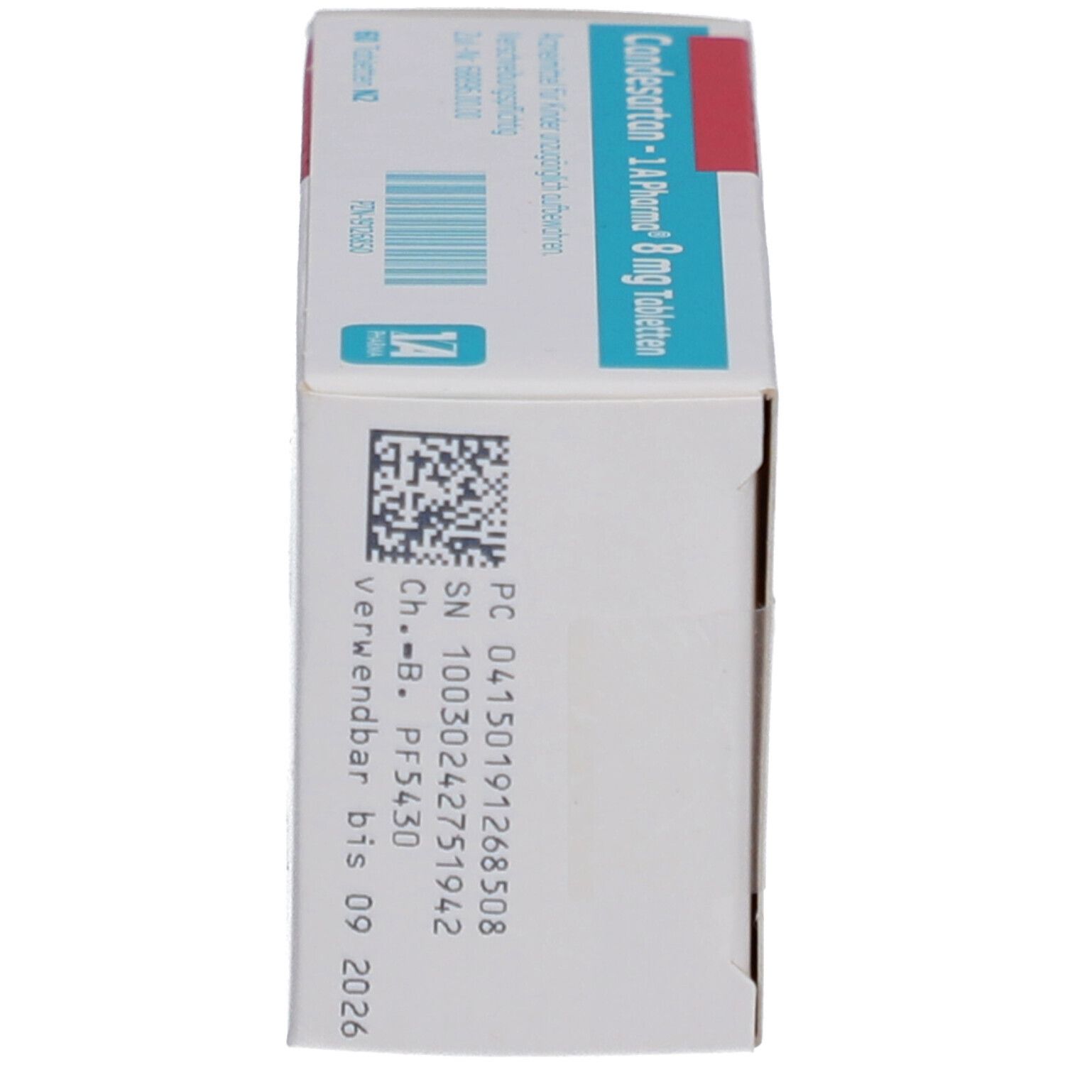 Schachtel mit Candesartan-1A Pharma 8 mg Tabletten. Seitliche Ansicht mit Text und Barcode. Haltbarkeit bis 09 2026.