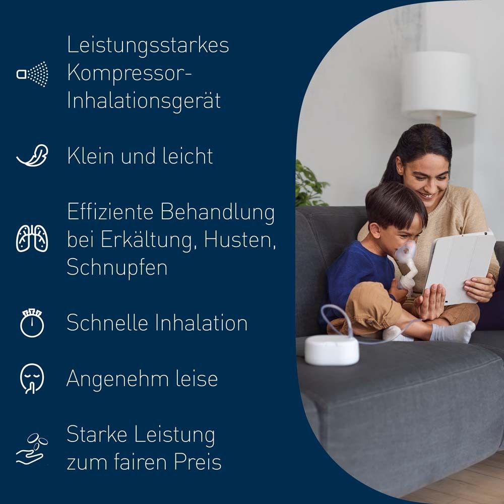 Frau und Kind mit Inhalationsgerät. Text: Leistungsstark, klein, effizient, schnell, leise, stark. Auf Sofa.