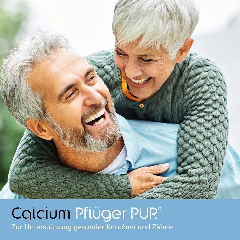 Älteres Paar lacht. Im Vordergrund steht der Schriftzug Calcium Pflüger® PUR. Text: Zur Unterstützung gesunder Knochen und Zähne.