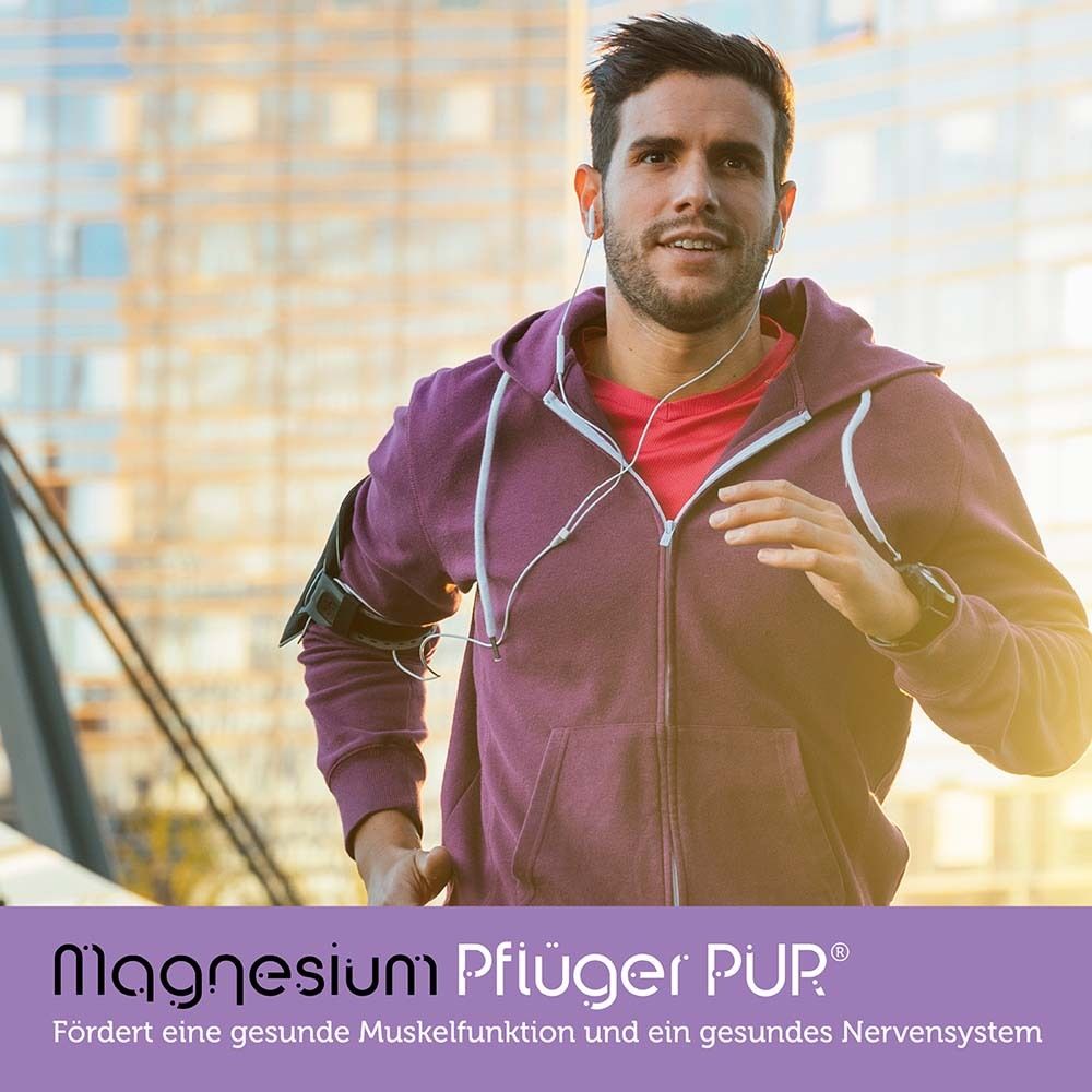 Mann joggt. Magnesium Pflüger PUR Schriftzug. Fördert gesunde Muskelfunktion und Nerven. Mann trägt Kopfhörer und Armband.