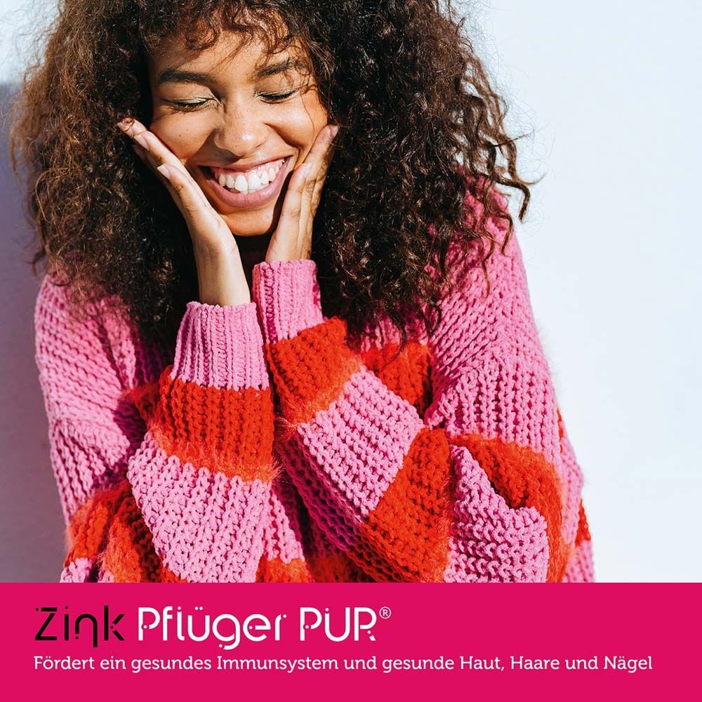 Junge Frau mit lockigem Haar und rosa-orangefarbenem Pullover. Zink Pflüger® PUR Schriftzug.