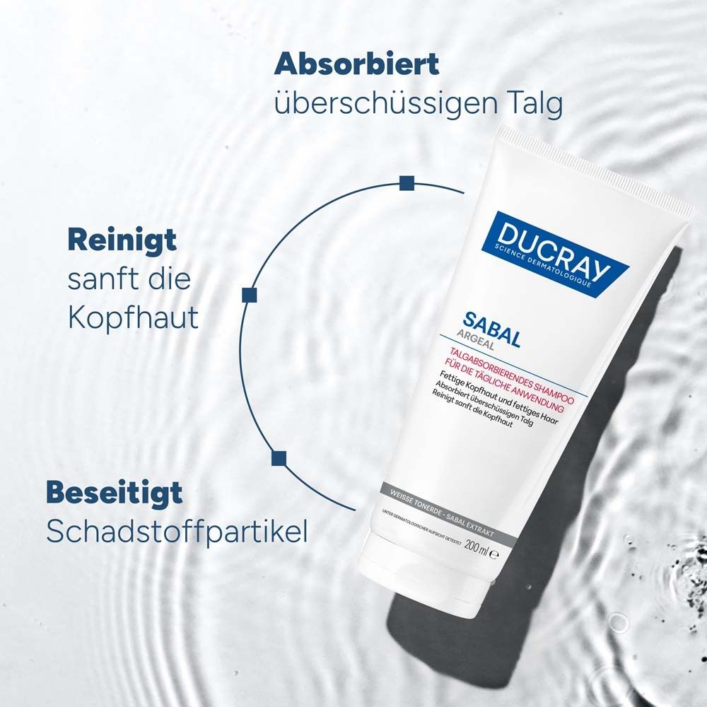 Shampoo-Tube und Wasser. Text: Absorbiert überschüssigen Talg, reinigt sanft die Kopfhaut, beseitigt Schadstoffpartikel. Marke: DUCRAY.