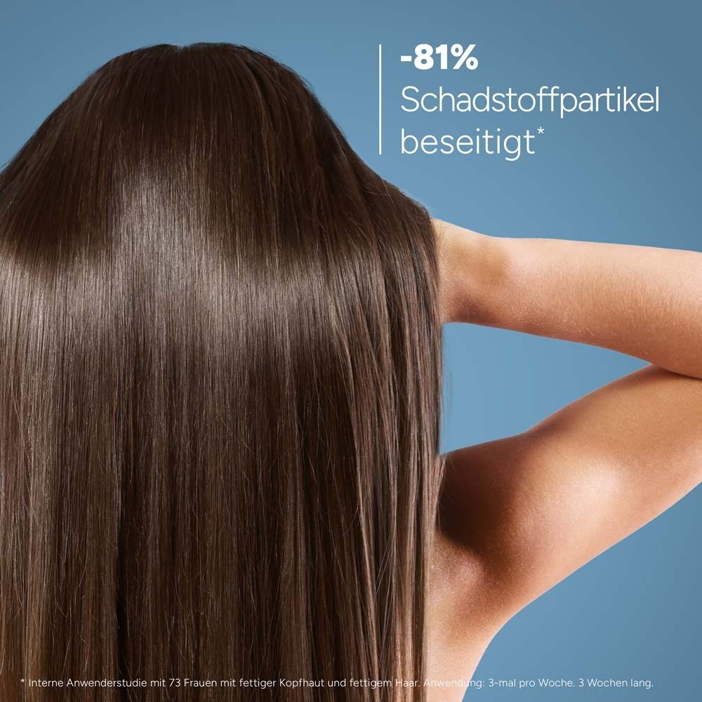 Rückansicht einer Person mit glänzendem Haar. Text: -81% Schadstoffpartikel beseitigt.