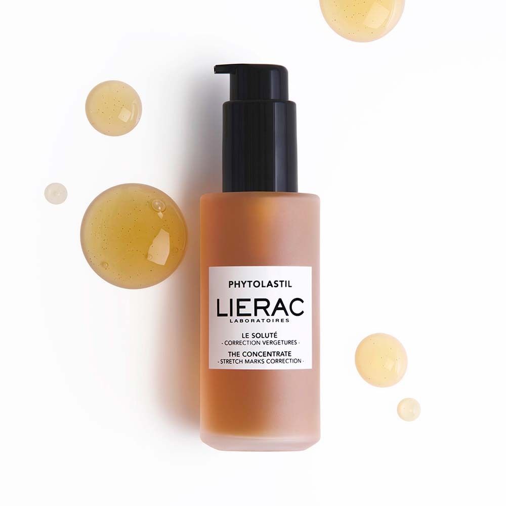 Flüssigkeit in einer Flasche mit schwarzem Pumpverschluss. Gel-Tropfen im Hintergrund. Marke LIERAC.