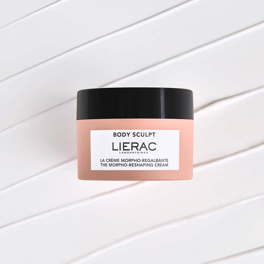 Rosa Tiegel mit schwarzem Deckel. Aufschrift: BODY SCULPT, LIERAC, LA CRÈME MORPHO-REGALBANTE, THE MORPHO-RESHAPING CREAM.