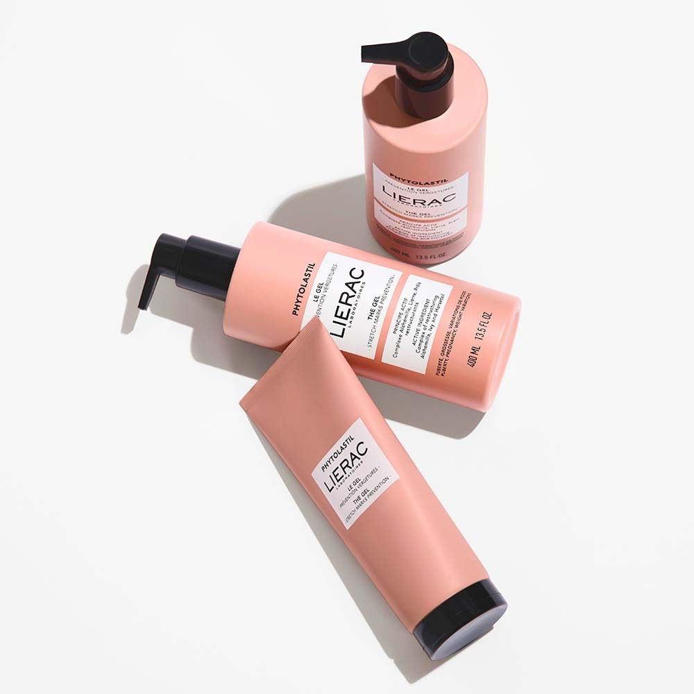 Drei rosa Flaschen und Tuben. LIERAC, Phytolastil, Le Gel. Schwarze Deckel und Pumpen. Auf weißem Hintergrund.