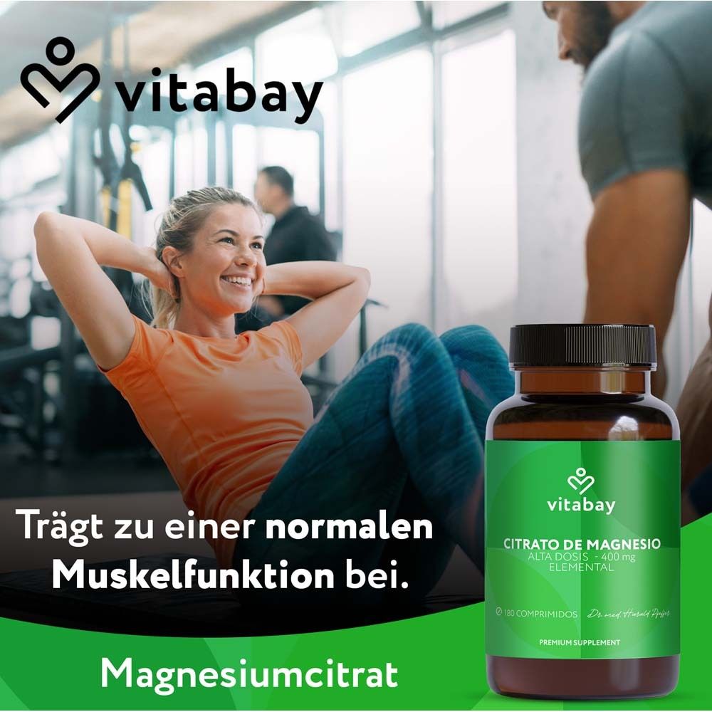 Frau trainiert im Fitnessstudio. Flasche mit Magnesiumcitrat. Text: Trägt zu einer normalen Muskelfunktion bei.