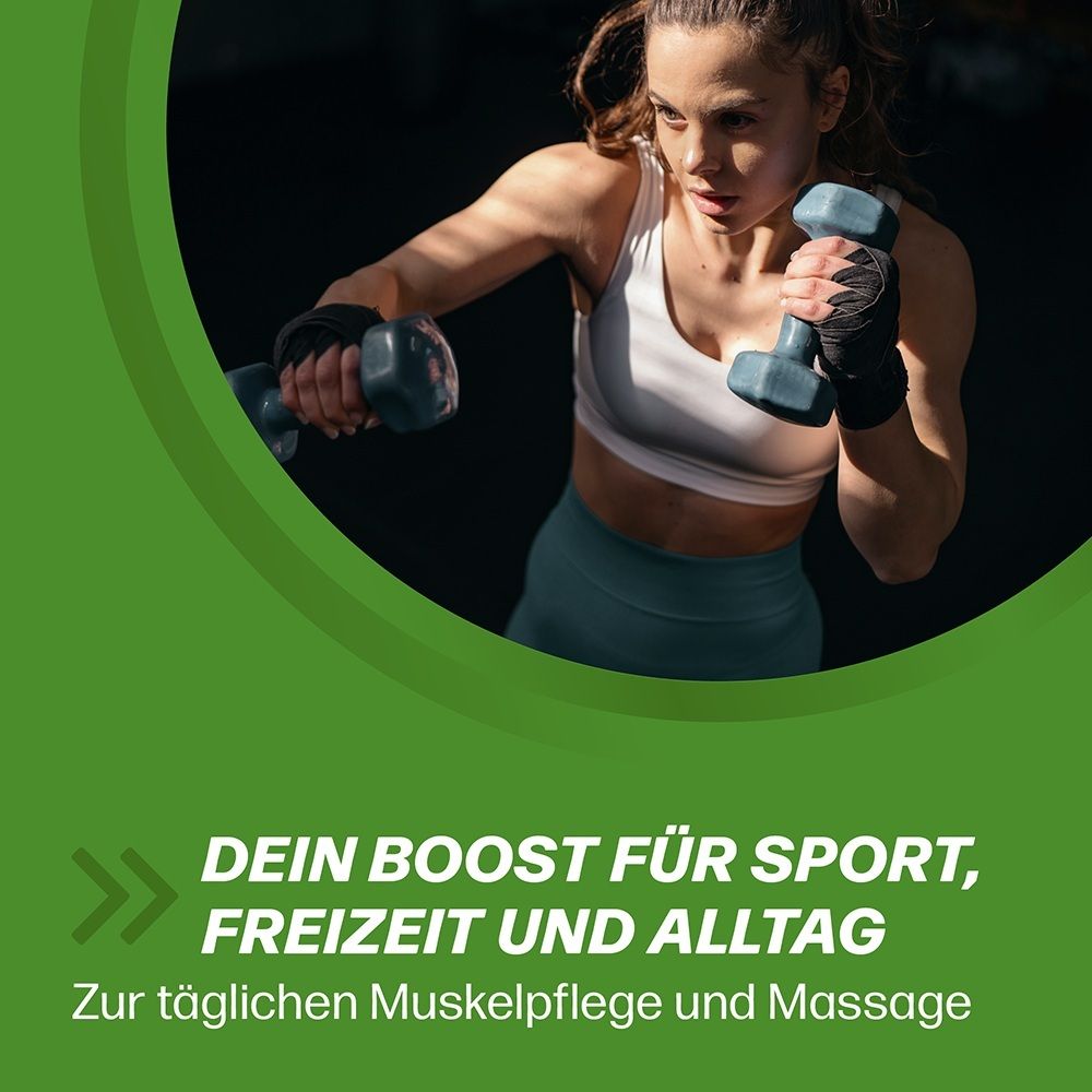 Frau hebt Hanteln im Fitnessstudio. Text: "Dein Boost für Sport, Freizeit und Alltag."