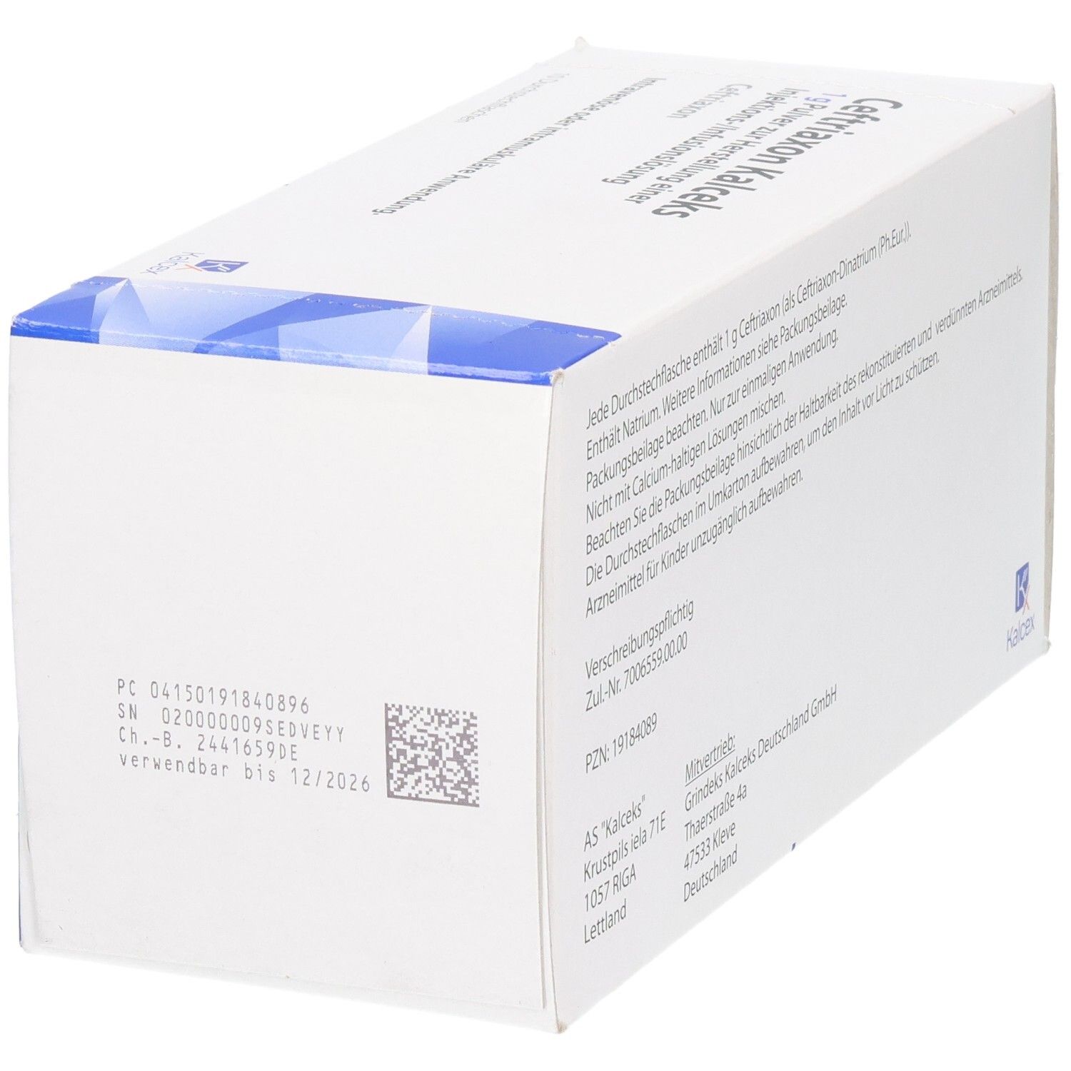 Unterseite der Kartonverpackung. Textinformationen, Chargennummer, Verfallsdatum und Logo Kalceks.