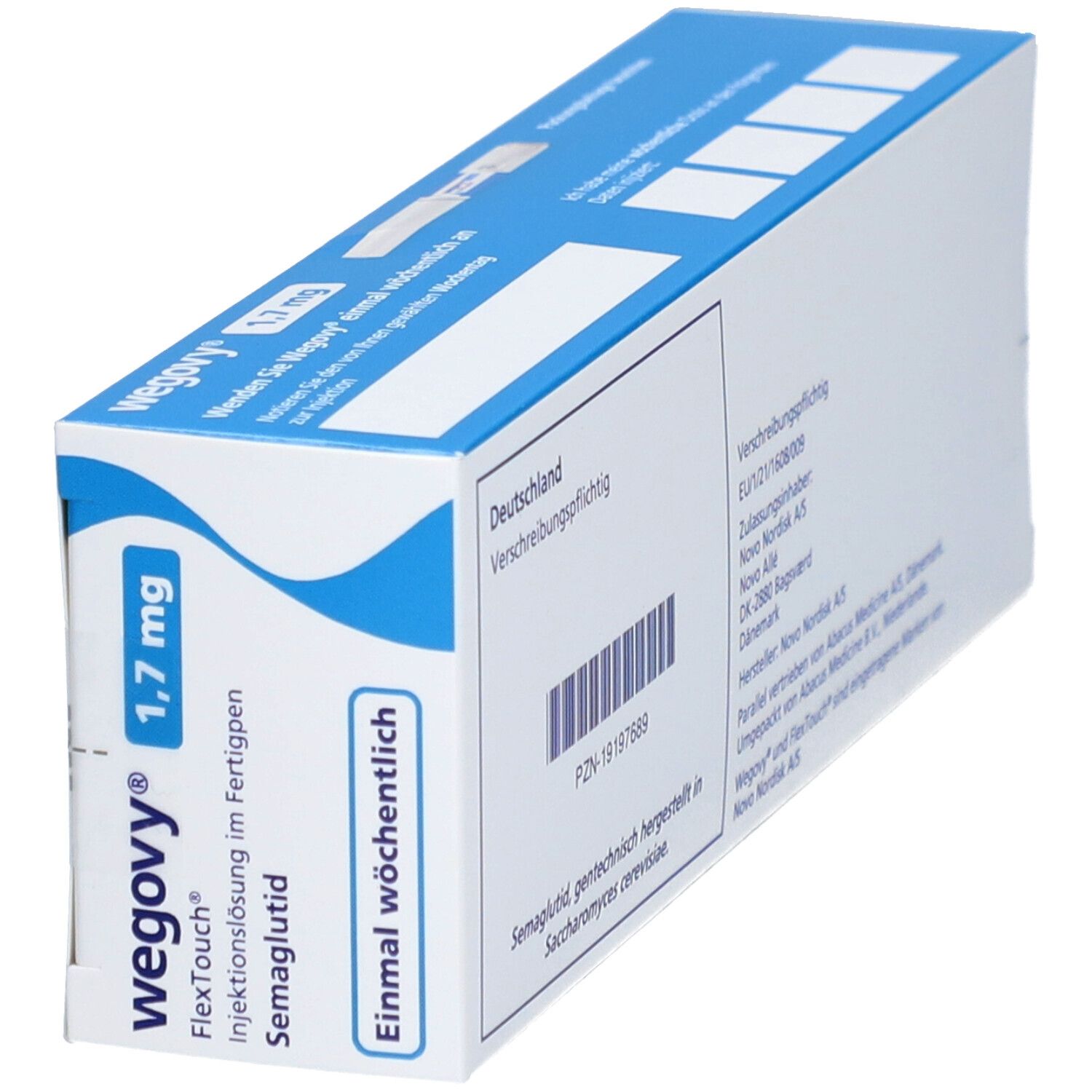 Schräg gestellte weiße Verpackung mit blauen Akzenten. Aufschrift: Wegovy 1,7 mg, FlexTouch, Injektionslösung, Semaglutid. 'Einmal wöchentlich'.