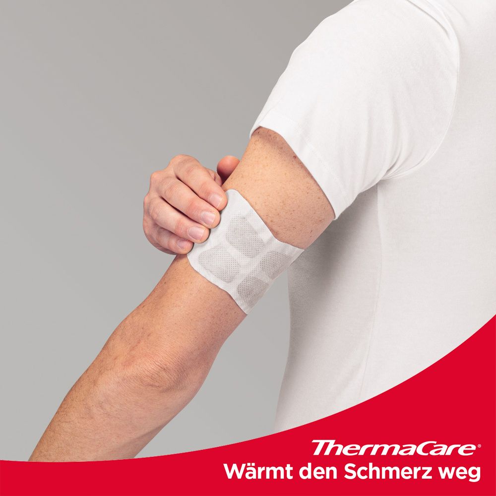 Person mit Wärmeumschlag am Arm. Weißer, rechteckiger Umschlag mit quadratischen Feldern. Logo: ThermaCare. Wärmt den Schmerz weg.