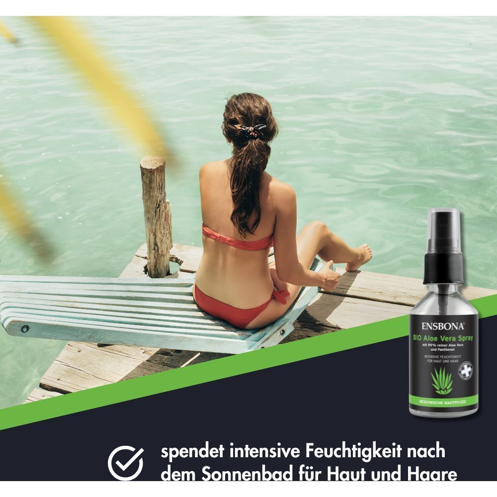 Frau sitzt am Meer. Daneben steht eine Flasche ENSBONA Bio Aloe Vera Spray.