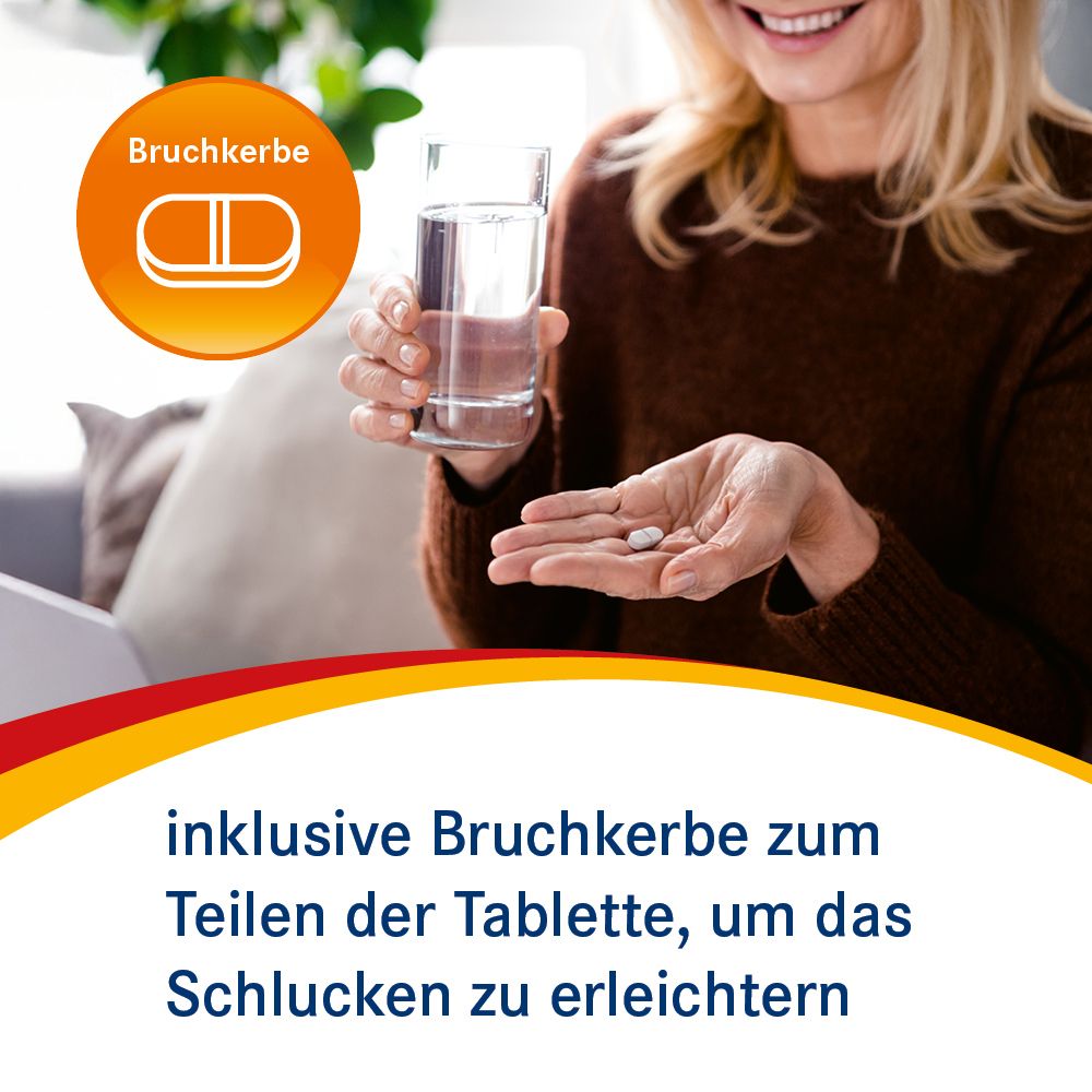Frau hält Tablette und Glas Wasser. Text: inklusive Bruchkerbe zum Teilen der Tablette, um das Schlucken zu erleichtern.
