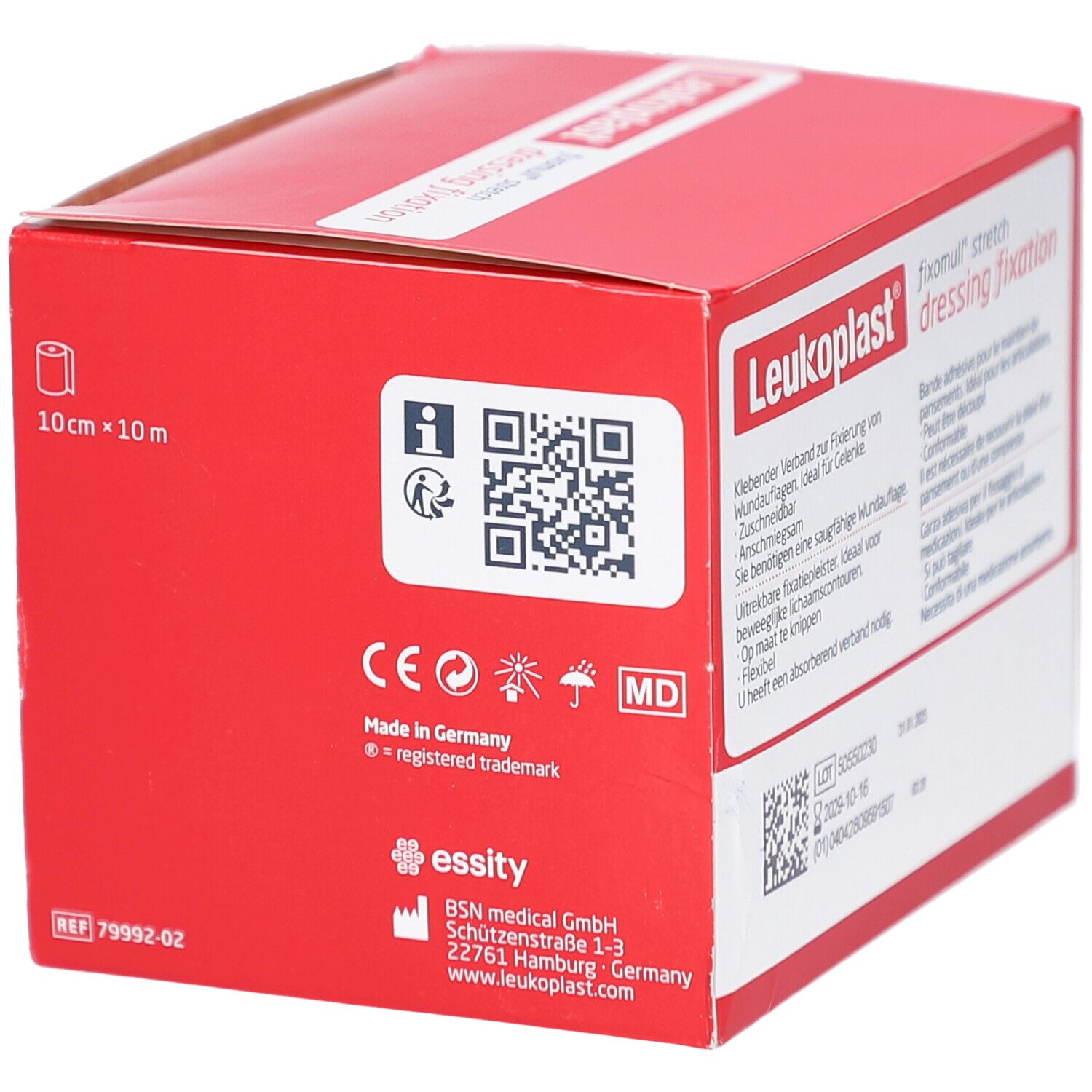 Rote Verpackung von Leukoplast® fixomull® stretch. Auf der Verpackung sind Informationen, QR-Code und CE-Zeichen abgebildet.