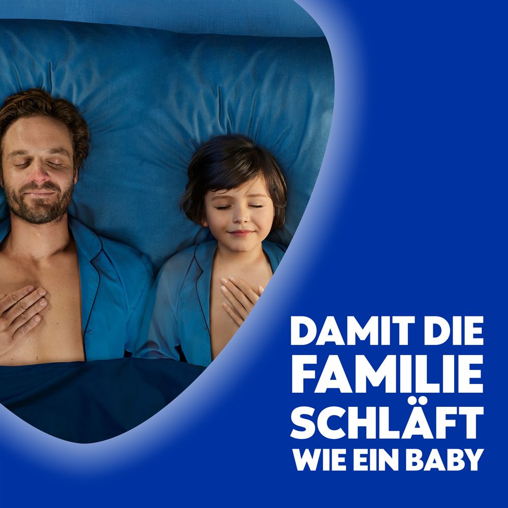 Mann und Kind schlafen im Bett. Text: Damit die Familie schläft wie ein Baby. Blauer Hintergrund.