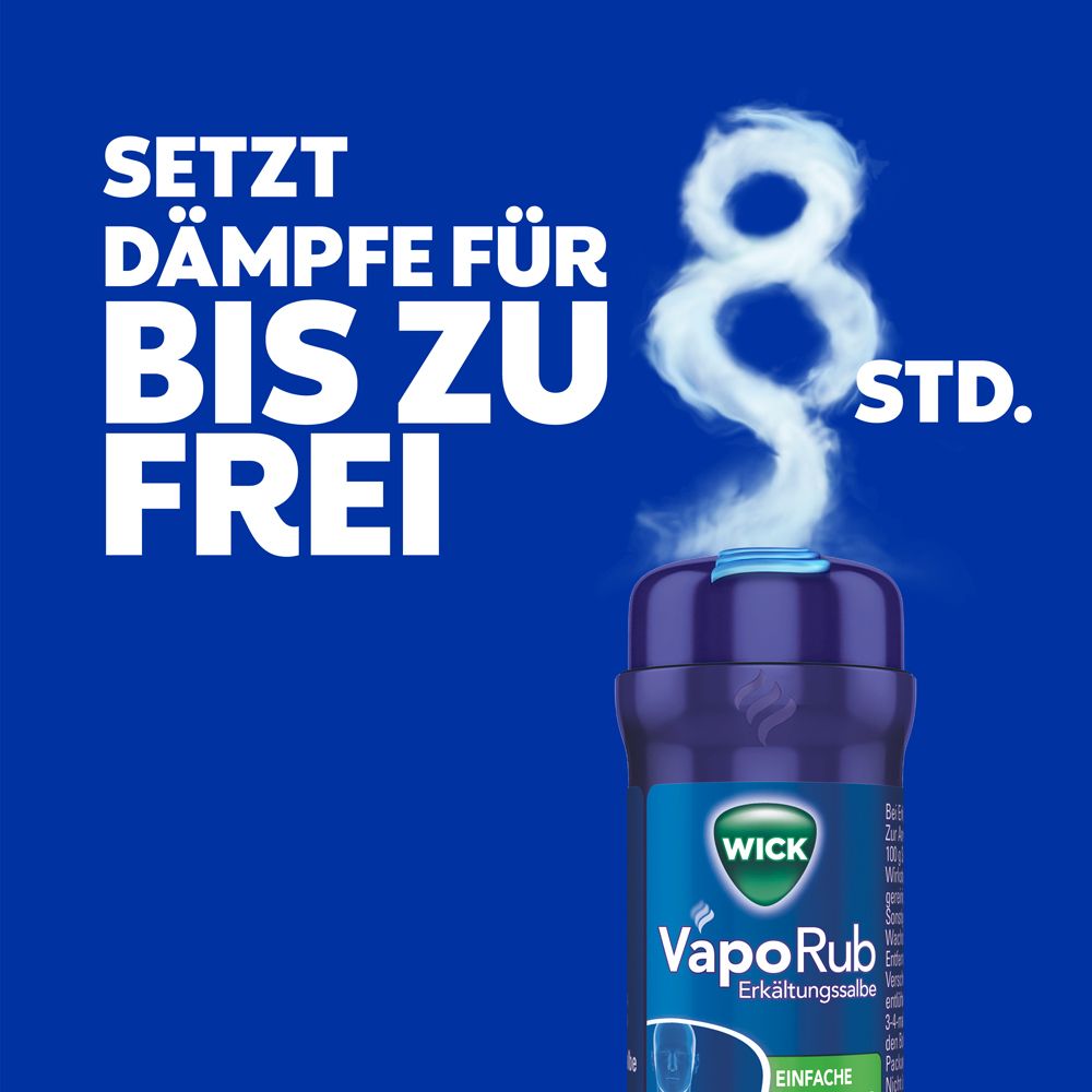 WICK VapoRub Erkältungssalbe. Text: Setzt Dämpfe für bis zu 8 Std. frei. Produkt im Hintergrund.