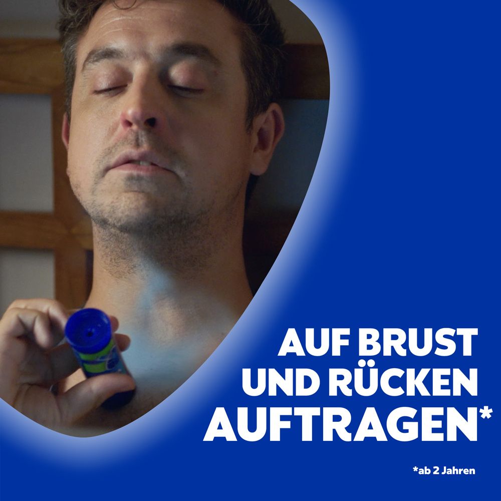 Mann trägt WICK VapoRub auf Brust und Rücken auf. Text: Auf Brust und Rücken auftragen. ab 2 Jahren.