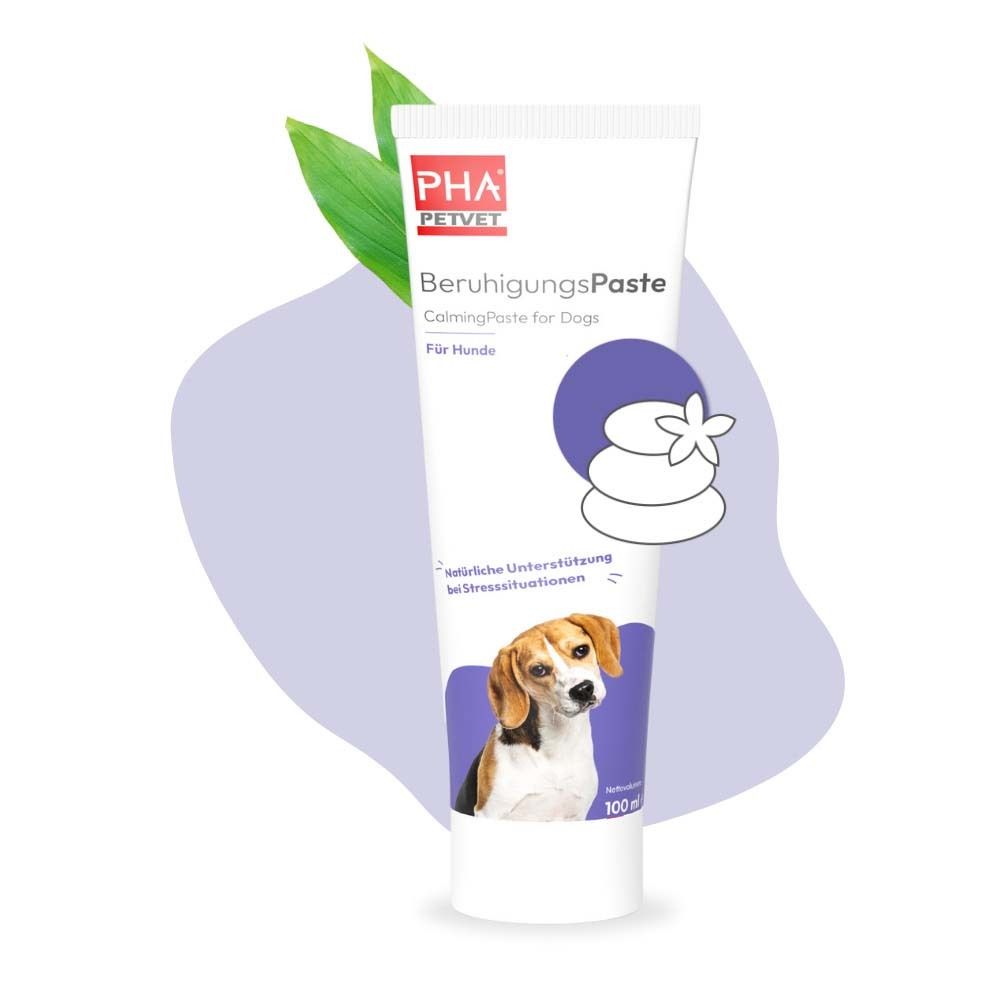Weiße Tube mit Produktnamen und Hundebild. PHA PETVET BeruhigungsPaste für Hunde. 100 ml. Mit Blättern.