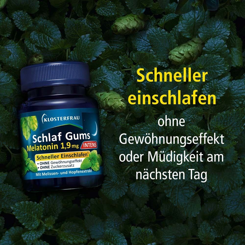Klosterfrau Schlaf Gums Flasche, umgeben von Blättern. Text: Schneller einschlafen, ohne Gewöhnungseffekt oder Müdigkeit.