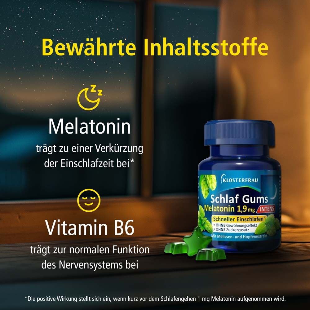 Klosterfrau Schlaf Gums Flasche neben Text: Melatonin und Vitamin B6. Nachtszene mit Fenster und Mond.