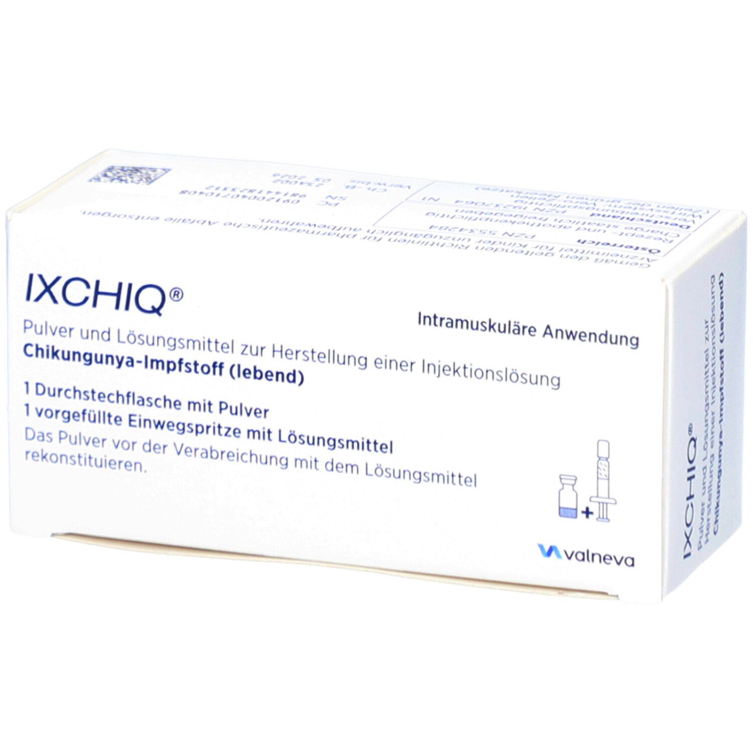 Weiße Schachtel mit IXCHIQ-Logo. Enthält Pulver und Lösungsmittel zur Herstellung einer Injektionslösung. Abbildung einer Spritze.