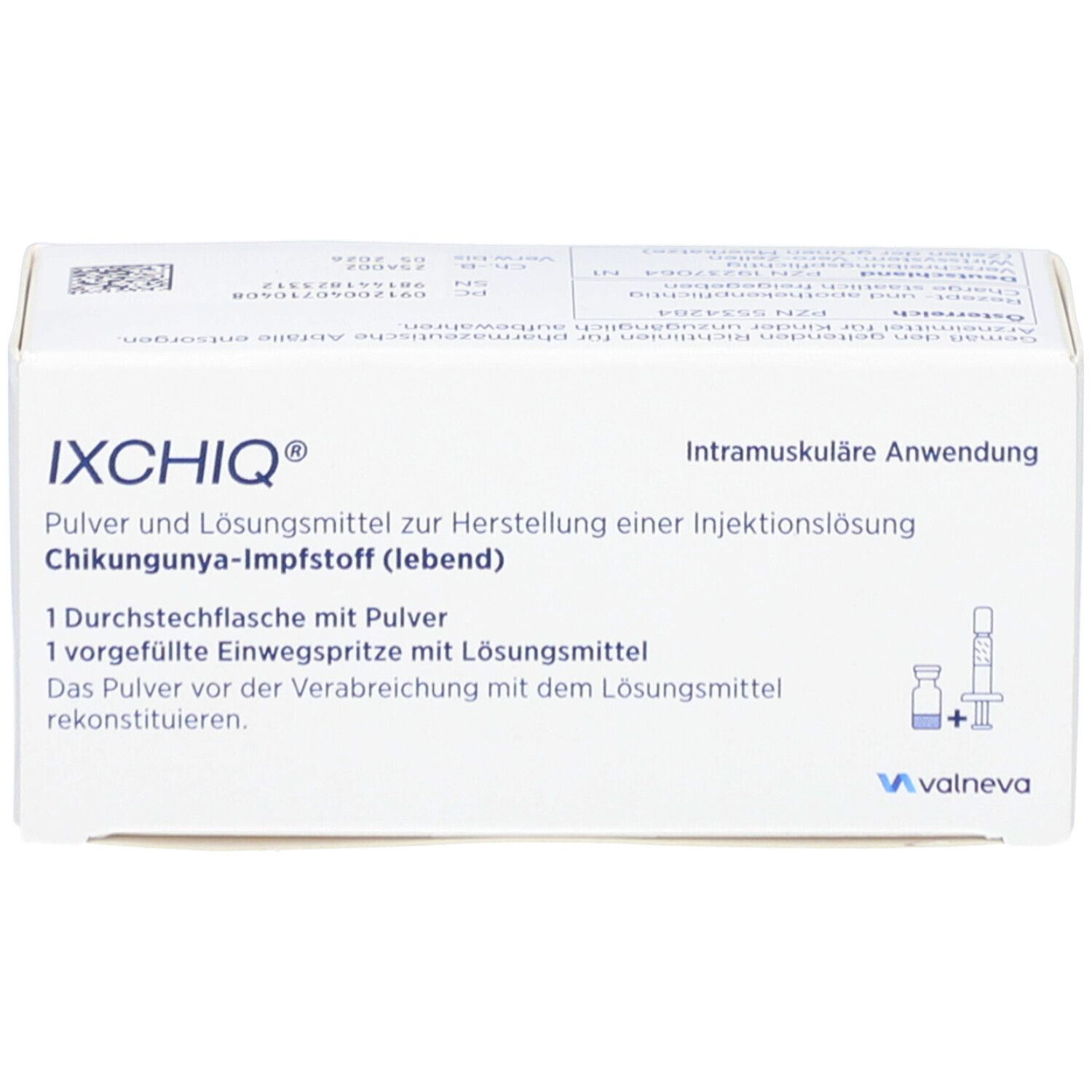 Weiße Schachtel mit IXCHIQ-Logo. Enthält Pulver und Lösungsmittel zur Herstellung einer Injektionslösung. Abbildung einer Spritze.
