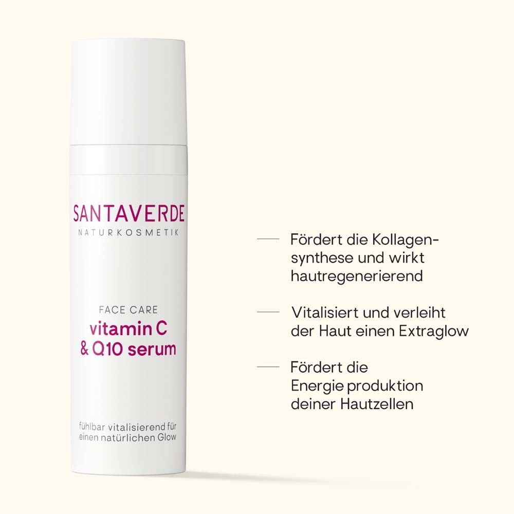Weißes Serumfläschchen mit rosa Schrift. Beschriftung: SANTAVERDE, Vitamin C & Q10 serum. Text daneben.