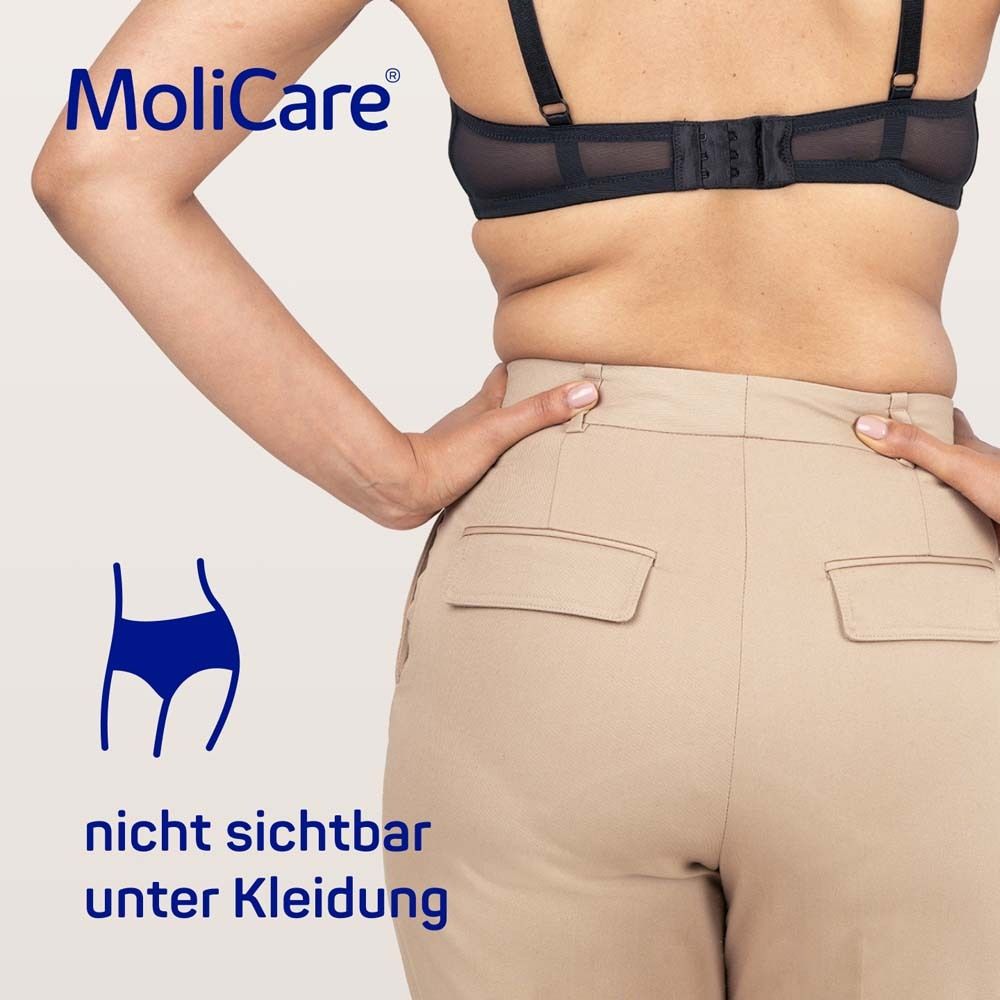 Frau von hinten. Text: nicht sichtbar unter Kleidung. Frau trägt Hose und Slip.