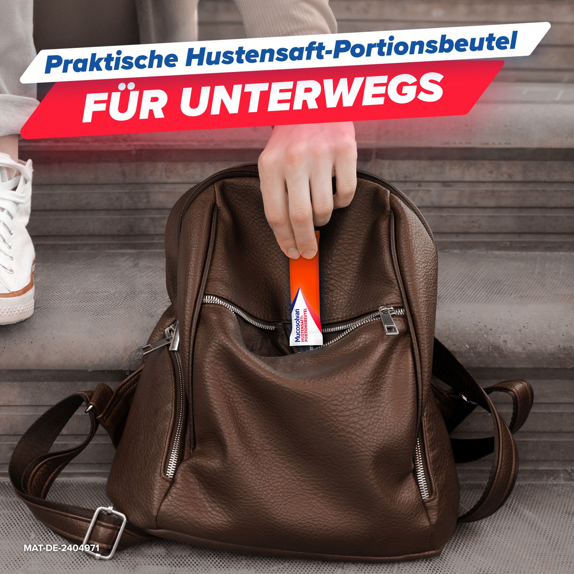 Person legt einen Portionsbeutel in eine braune Tasche. Text: Praktische Hustensaft-Portionsbeutel für unterwegs.