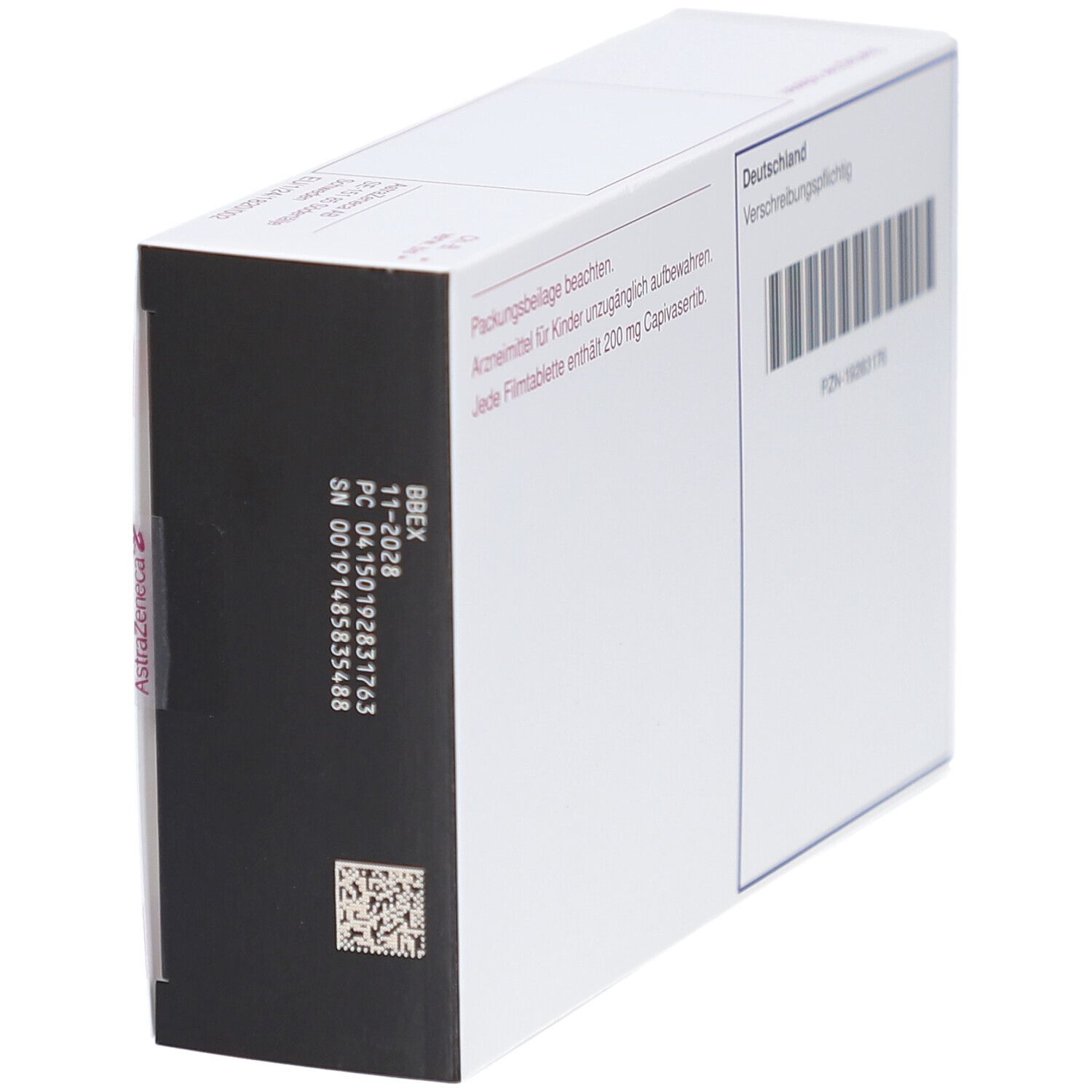 Weiße Schachtel mit schwarzem Bereich. Text: Packungsbeilage beachten. Barcode und weitere Informationen. AstraZeneca Logo.