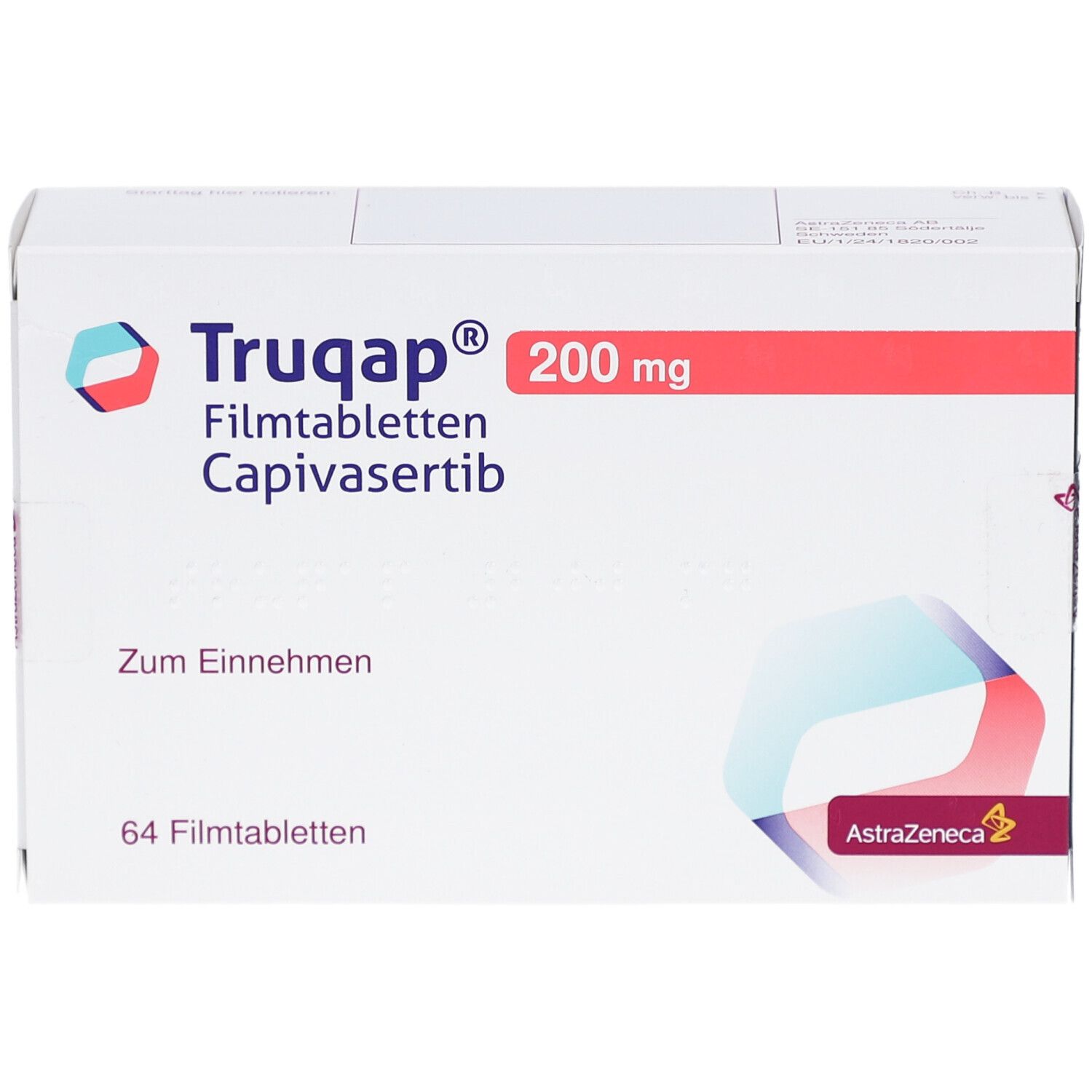 Weiße Schachtel mit rotem Streifen. Aufschrift: Truqap 200 mg Filmtabletten Capivasertib. 64 Filmtabletten. AstraZeneca Logo.