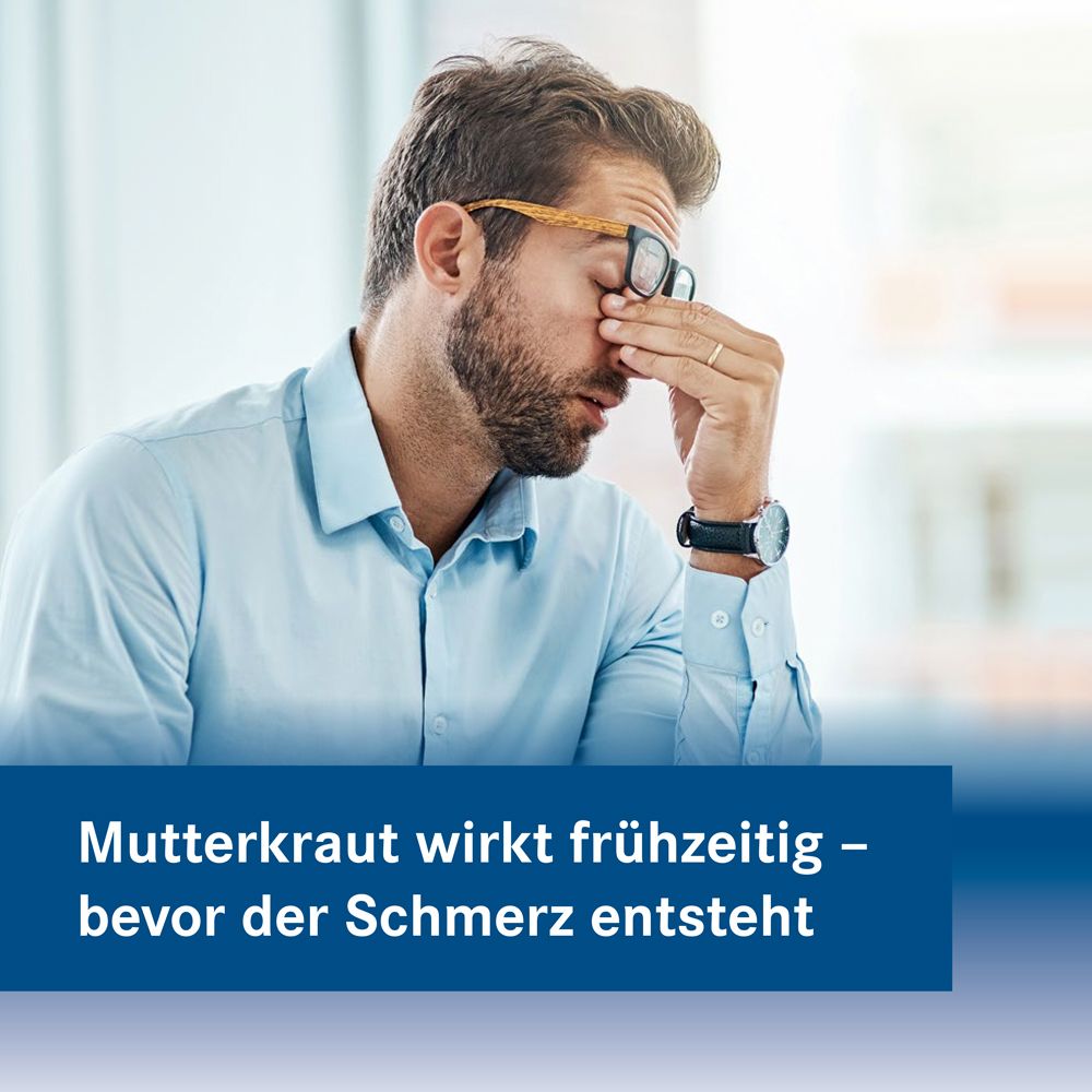 Mann mit Kopfschmerzen. Text: Mutterkraut wirkt frühzeitig – bevor der Schmerz entsteht. Blaue Schrift auf blauem Hintergrund.