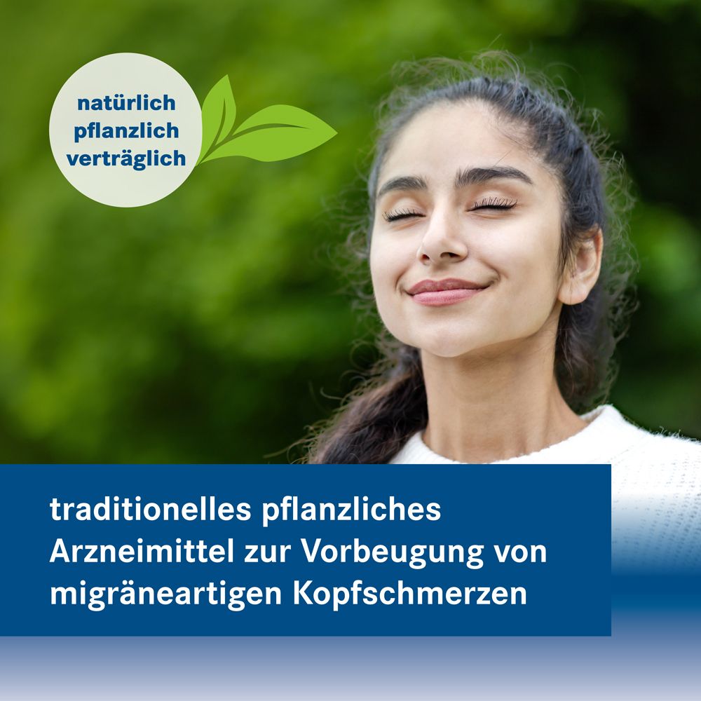 Frau lächelt. Text: Traditionelles pflanzliches Arzneimittel zur Vorbeugung von migräneartigen Kopfschmerzen. Grün.