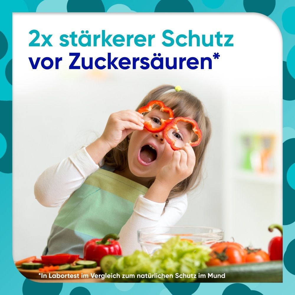 Kind mit Paprikaringen vor den Augen, das Gemüse schneidet. "2x stärkerer Schutz vor Zuckersäuren".